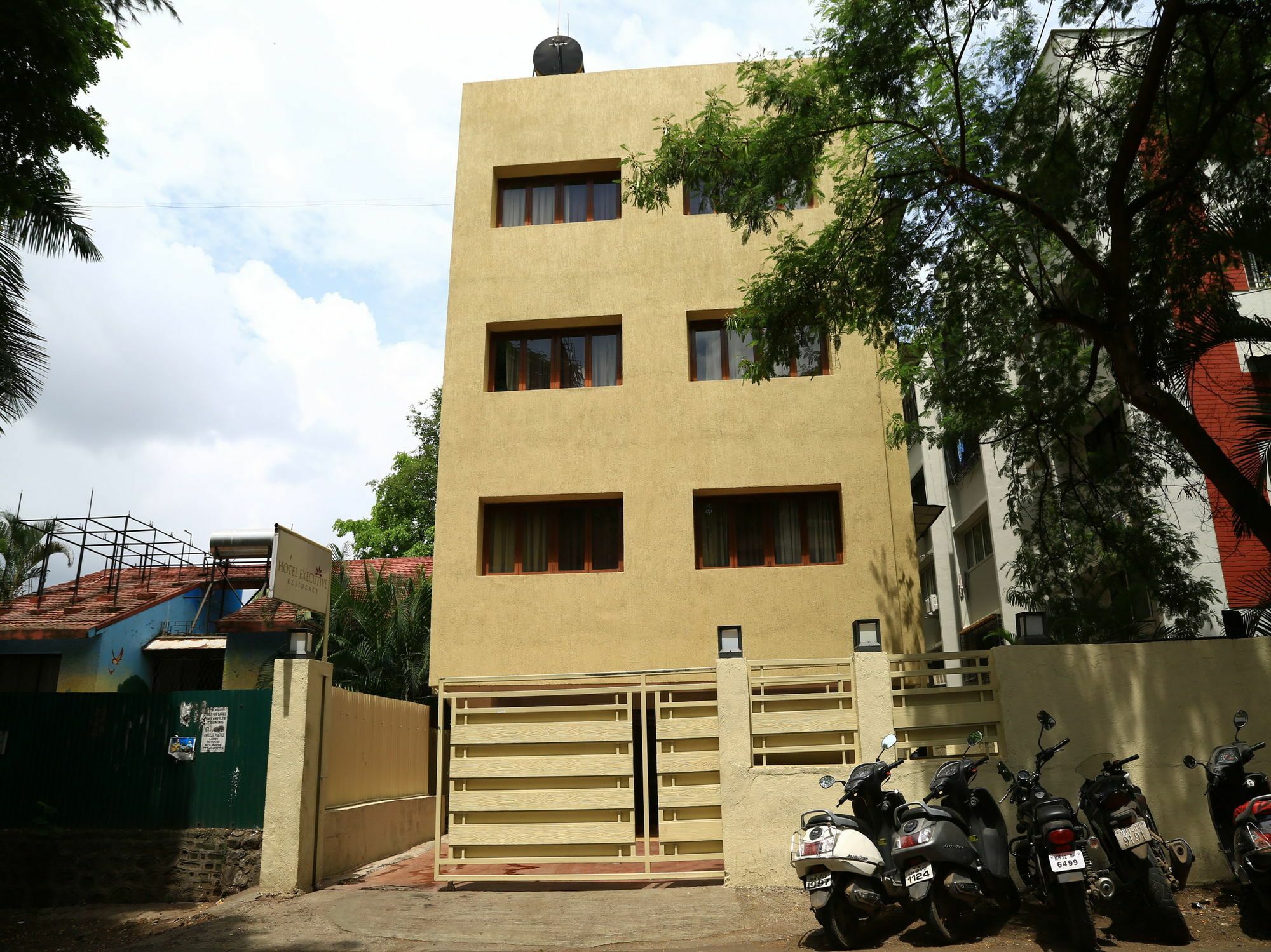 Oyo 13771 Executive Residency Hotel Pune Exterior photo