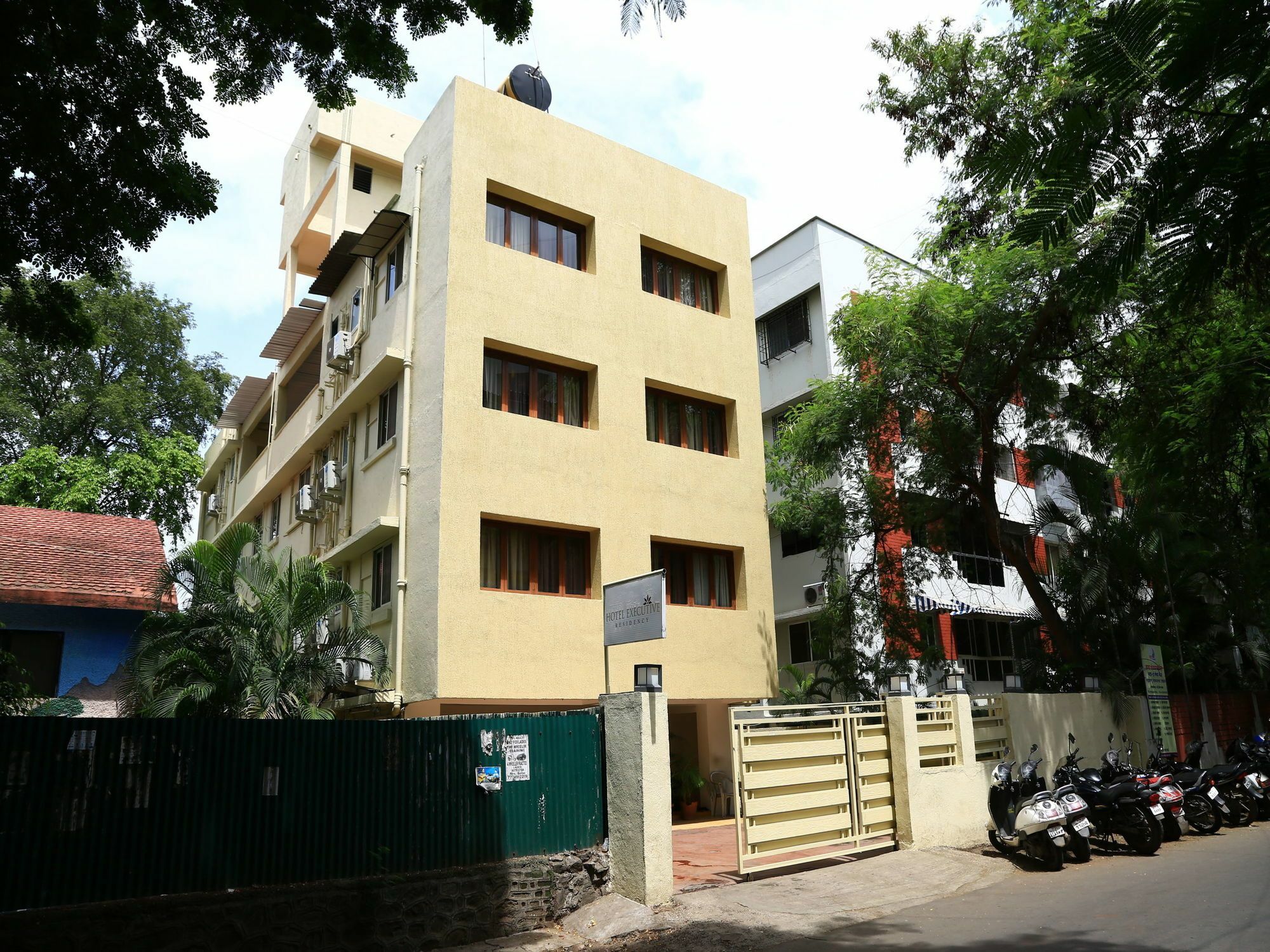 Oyo 13771 Executive Residency Hotel Pune Exterior photo
